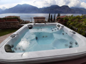 Appartamento DELUXE 2 con vasca idromassaggio vista Lago di Garda, riscaldata, privata e utilizzabile tutto l'anno